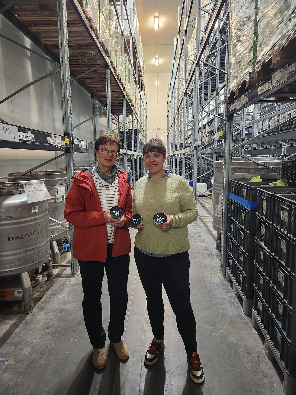 Die beiden Lehrkräfte sowie Praktikumsleiter des LVFZ Triesdorf im Hochregallager der Weißenhorner Milch Manufaktur: ), Bärbel Walther und Linda Sartorius [v. l. n. r.]