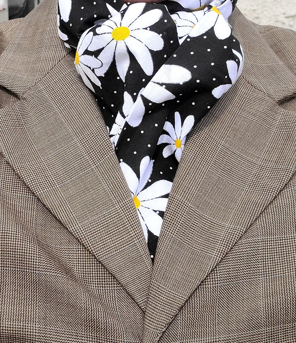 Thumbnail: TRADITIONAL Shaped Stock Tie, Daisies on black
