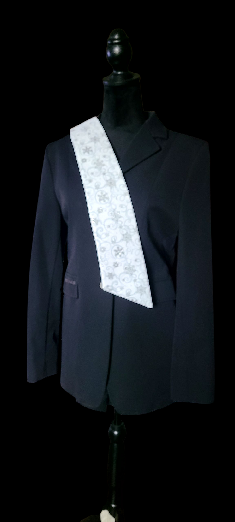 Thumbnail: TRADITIONAL Shaped Stock Tie, White Snowflake