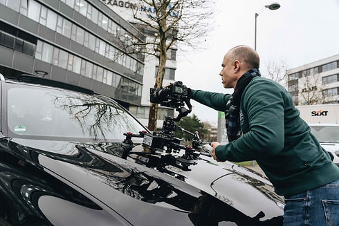 Eine Kamera wird für Dreharbeiten auf einem Fahrzeug installiert