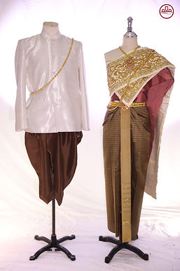 Thai traditional couple outfit in brown and white gold – groom in white jacket with brown silk trousers and bride in brown-gold silk sabai with gold embroidery, luxury Thai wedding attire.