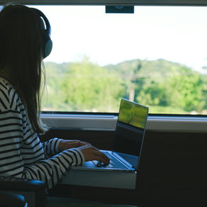 7 Tips for Writing While on the Go: author travel habits and productivity tips for writers