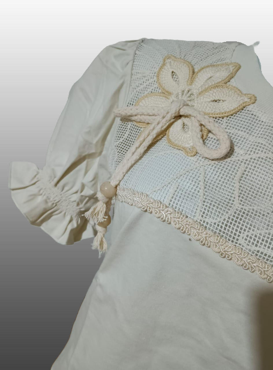 Miniatura: Camisa de algodão, detalhe de flor e renda, T-shirt - off-white, design elegante.