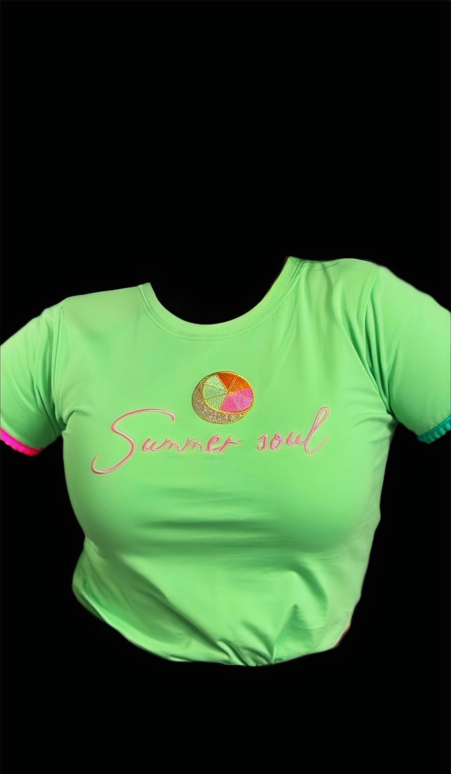 Camiseta verde com texto 'Summer soul', gola e mangas coloridas, T-shirt - off-white.
