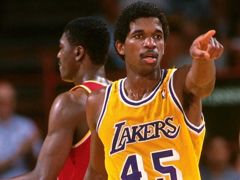green_lakers_around_the_game