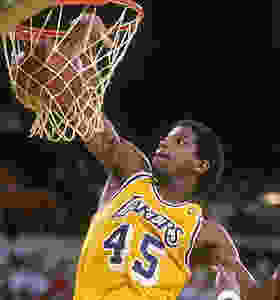 ac_green_lakers_around_the_game