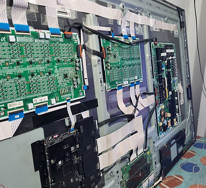 Gabinete com as placas TVs QLED