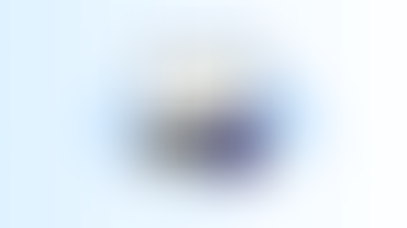 Laptop mit Microsoft-Logo synchronisiert Kontakte auf ein Smartphone via sync.blue®