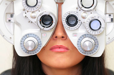 Femme examen de la vue