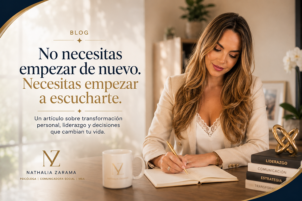 Mujer, escribiendo un artículo sobre transformación personal y liderazgo.
