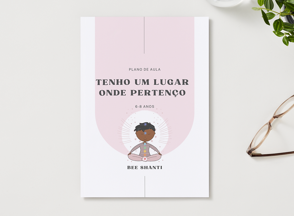 Capa rosa de plano de aula com criança em meditação; textos TENHO UM LUGAR ONDE PERTENÇO, 6-8 ANOS e BEE SHANTI.
