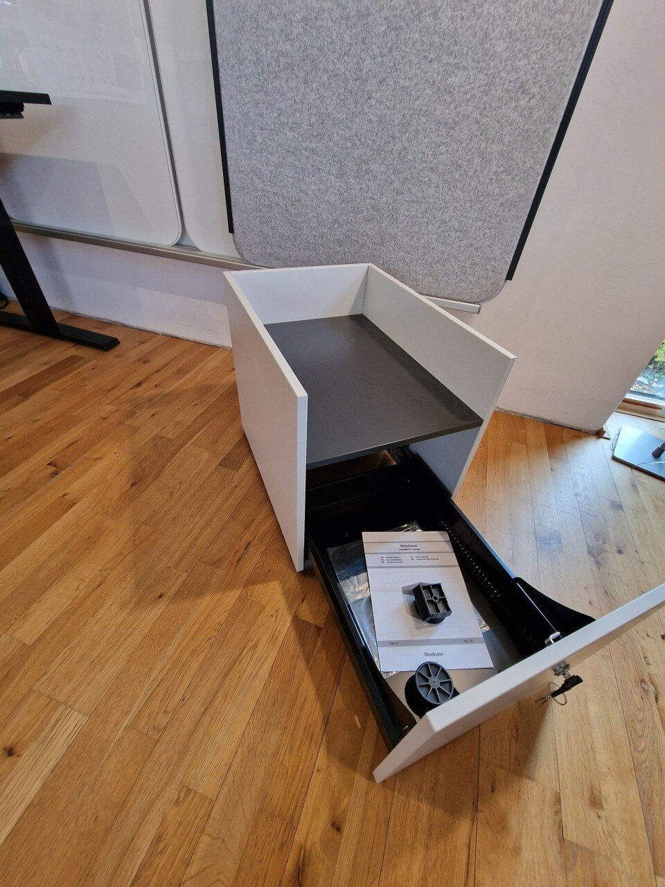 Schreibtisch Container mit Schloss zu verkaufen in Weiden