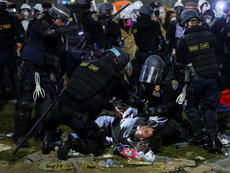 Más arrestos a estudiantes de UCLA por protestas pro-palestina