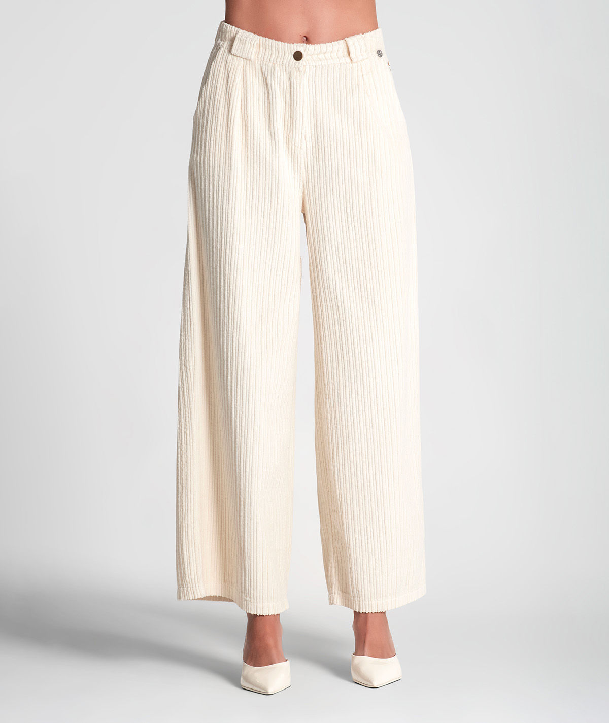 Calças com Botão e Fecho Ruga