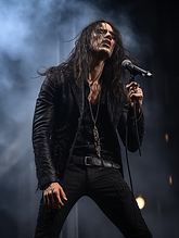 dazyet_httpss.mj.run4Cpp9lA8W1Y_dark_long_hair_rocker_singing_o_673aa389-f75b-4cf2-bc5c-94