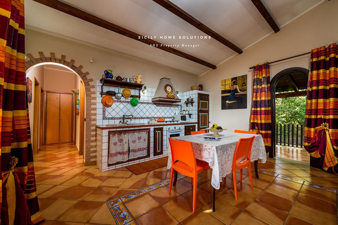 Cucina e sala da pranzo con mobili arancioni, Home Solutions, Ville deluxe.