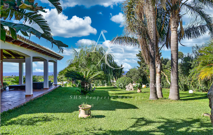 Villa con giardino, vista mare, Sicilia