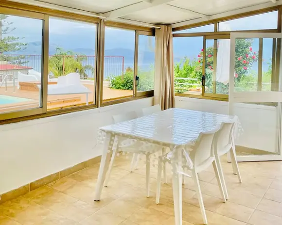Sala da pranzo vetrata con vista mare e piscina, Ville di lusso in Sicilia.