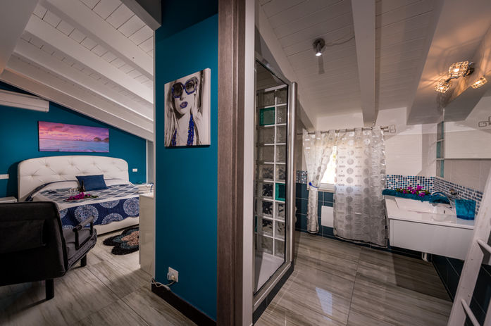 Interno di lussuosa casa moderna con dipinto e dettagli blu Ville