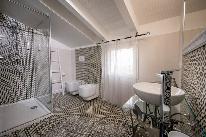 Bagno moderno con lavabo e doccia, vista di una villa, Castellammare del Golfo.