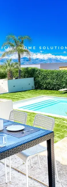 Tavolo da pranzo esterno, piscina. SICILY HOME SOLUTIONS. Giardino soleggiato con sdraio.