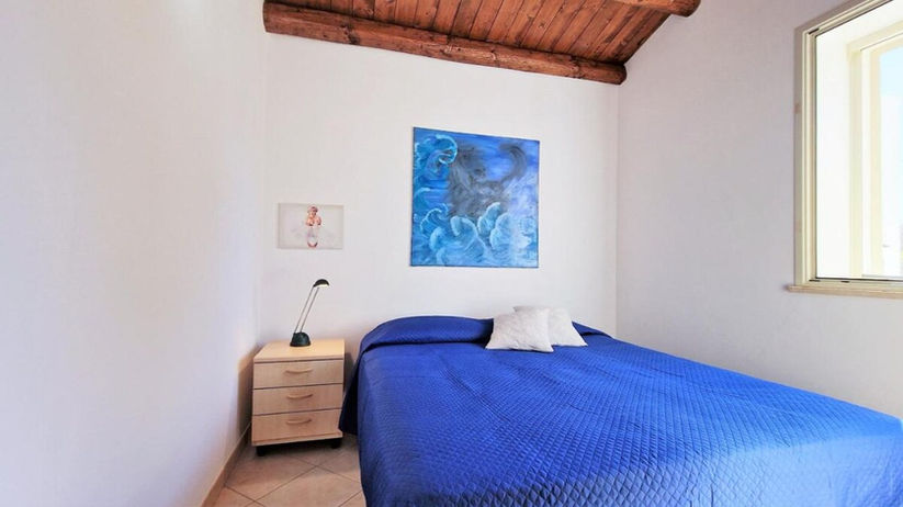 Camera da letto con letto blu e dipinto, comfort e relax, Ville.