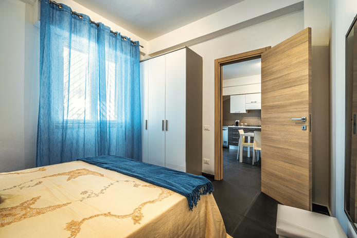 Camera da letto con letto, armadio e tenda blu, ville deluxe con piscina.