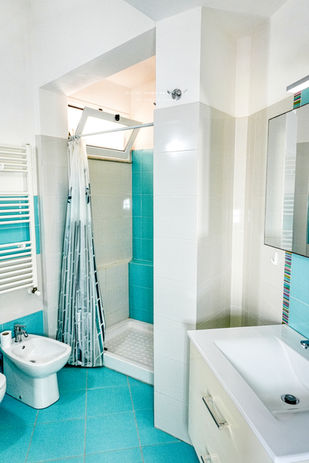 Bagno moderno con doccia e bidet