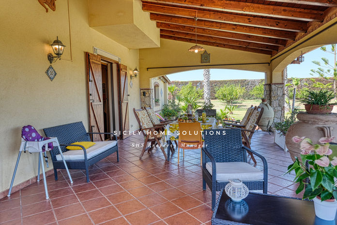 Villa rustica con piscina: area soggiorno esterna