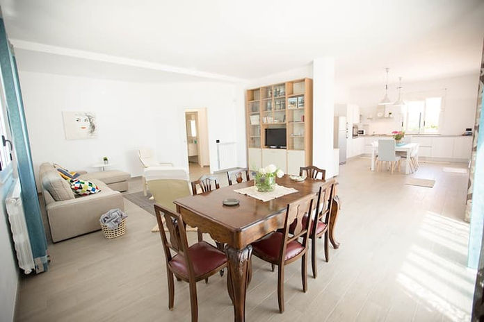 Spaziosa sala da pranzo, vista giardino