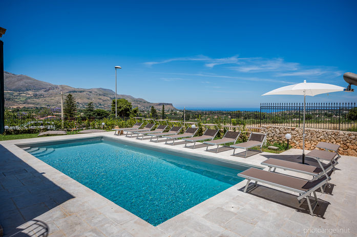 Piscina e lettini prendisole, vista mare
