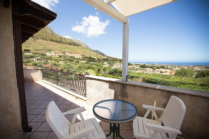 Vista panoramica dalla terrazza con sedie e tavolo, ville deluxe con piscina castellammare del golfo