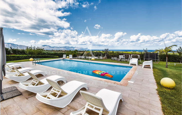 Piscina, lettini, vista mare: Affitto villa Sicilia