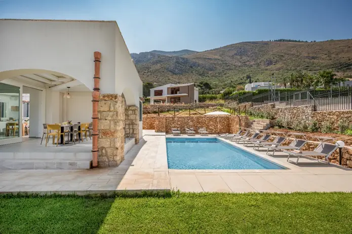 Moderna villa con piscina e zona pranzo esterna, vista montagne.