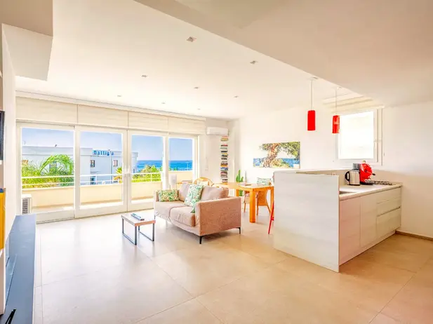 Soggiorno moderno con cucina, ampia vista mare. Case vacanze con piscina e solarium Castellammare.