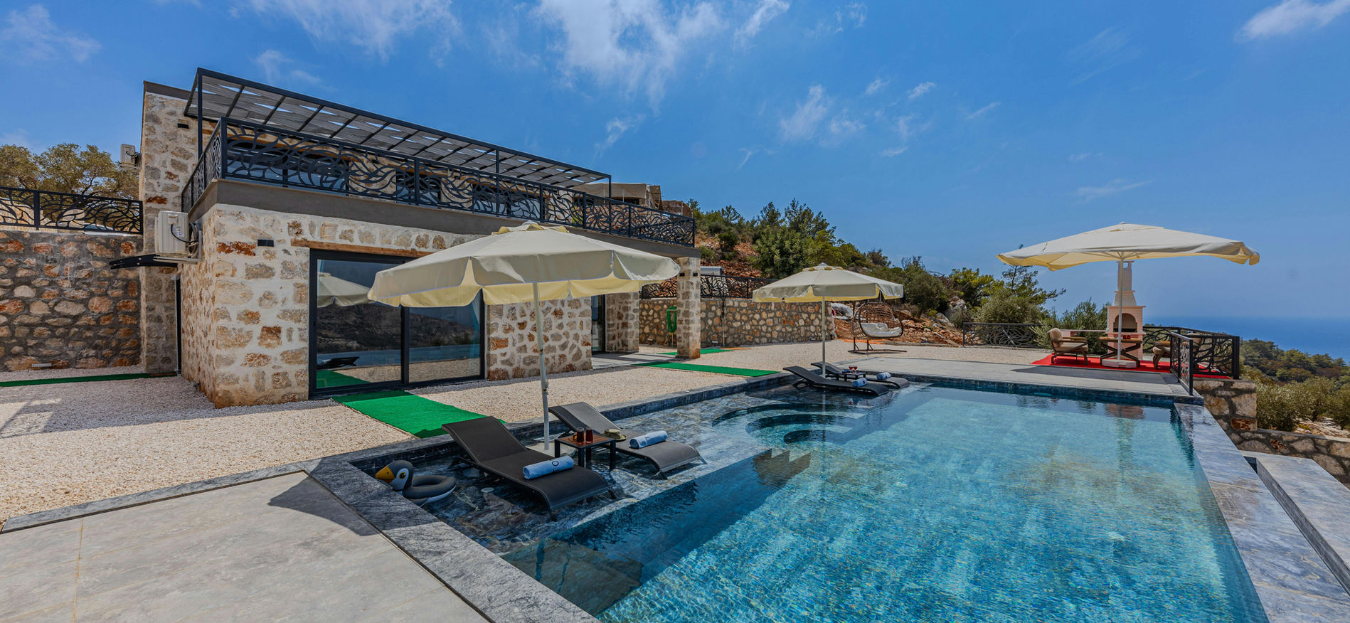 Extérieur d'une villa à Castellammare del Golfo avec de grands espaces extérieurs et une piscine privée.