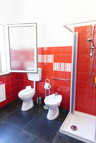 Bagno con doccia e servizi igienici