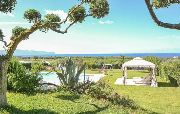 Giardino lussureggiante, piscina, gazebo bianco, vista mare, Affitto Sicilia.
