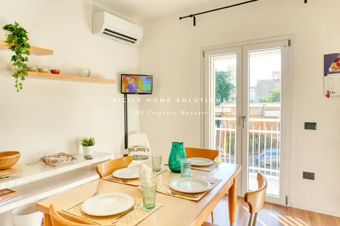 Sala da pranzo luminosa con tavolo, SICILY HOME SOLUTIONS Your Property Manager.