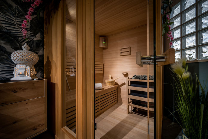 Sauna interna di legno con vetro, relax e benessere in ambiente caldo