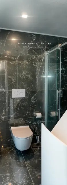 Bagno moderno VILLA VISTA MARE, VILLA SEA VIEW, marmo nero elegante.