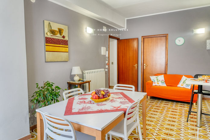 Spaziosa sala da pranzo con divano arancione