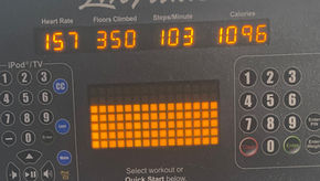 Stairmaster Display im Fitnessstudio während der Everesting Challenge mit 350 Floors und 1096 Kalorien