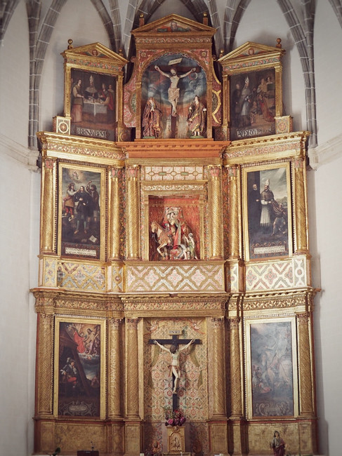 San Martín. Retablo mayor. Clasicista, del siglo XVII. Con la imagen del titular, San Martín, organizado en tres cuerpos y tres calles. En madera policromada y dorada.