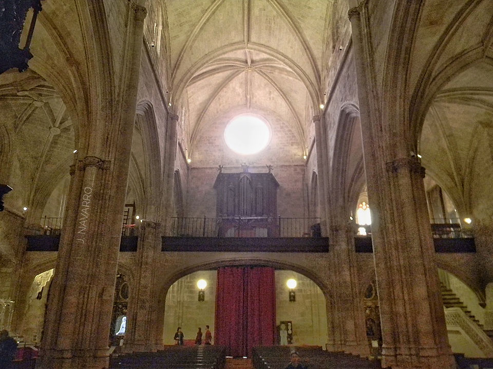 Interior hacia el coro