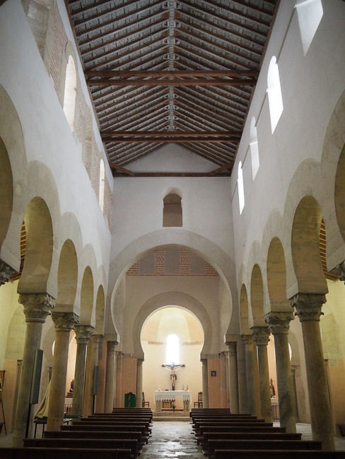 S. Cebrián de Mazote. Interior de la iglesia de tres naves, doble ábside, armadura mudéjar del XVI, arcos de herradura con capiteles labrados al trépano y columnas de mármol reutilizadas.