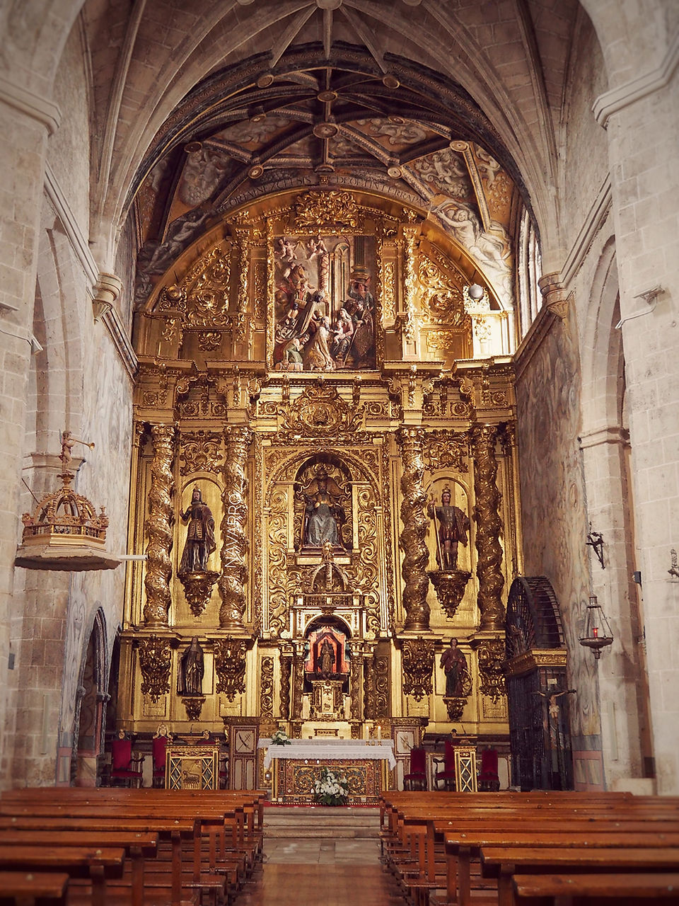 San Pedro. Retablo Mayor. Iglesia en Tordesillas con retablo barroco de columnas salomónicas. Policromado y sobredorado. Imagen sedente de San Pedro. En tres calles, banco, cuerpo y ático.