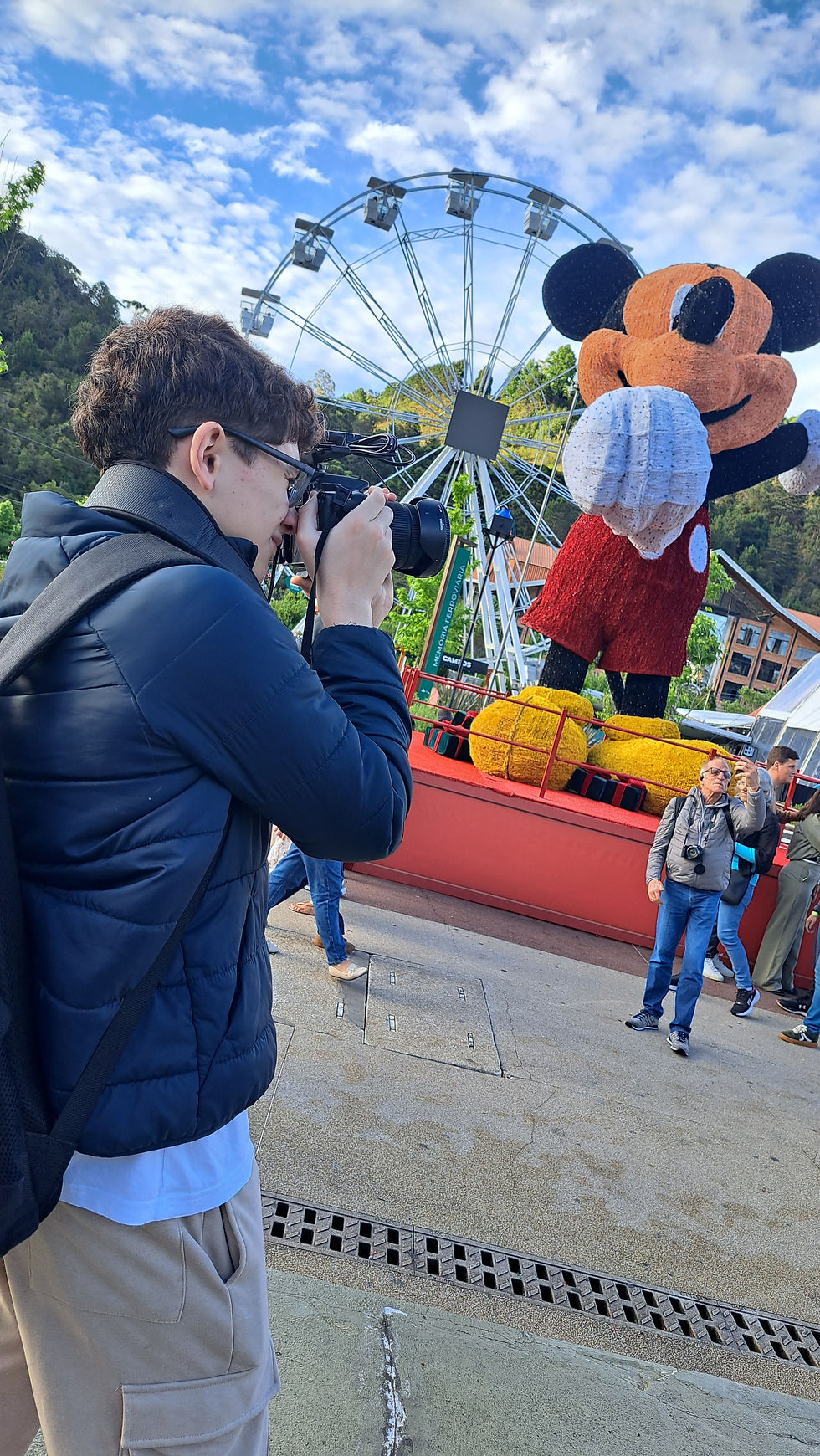 Pietro Conventi fotografando o Mickey iluminado de Campos do Jordão.