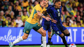 Raphinha atacante da seleção disputa bola com jogador da Australia