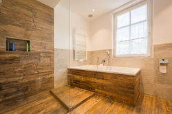 Badezimmer Holzoptik Fliesen